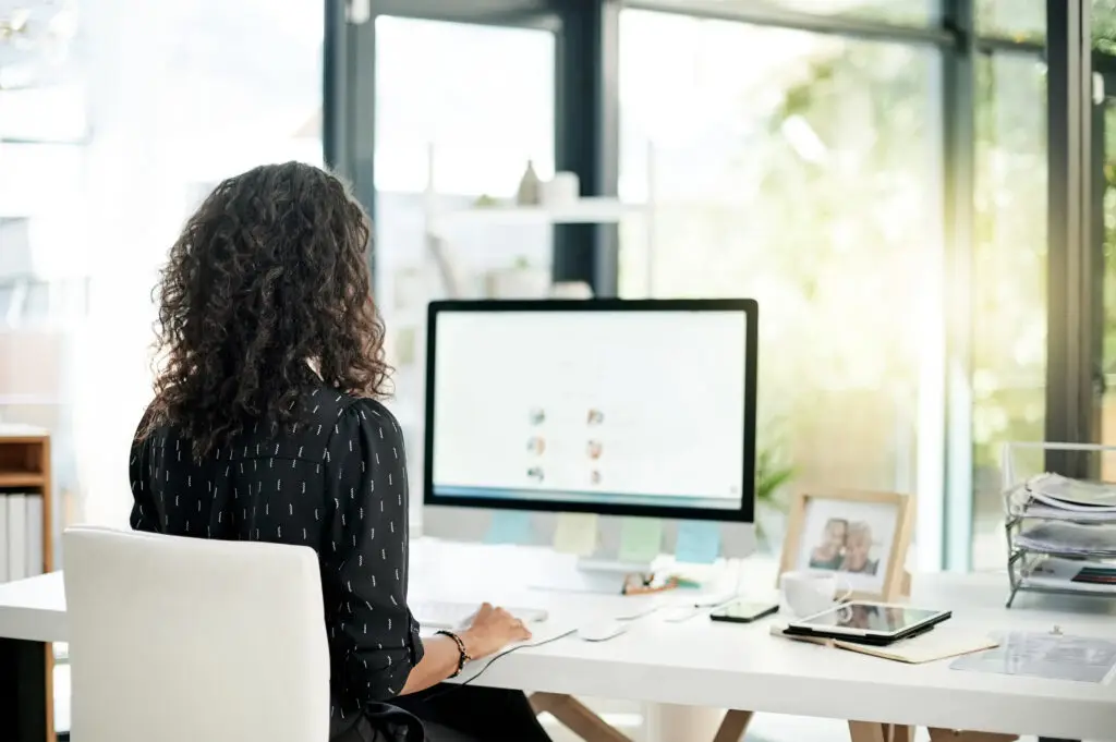 Mitarbeiterin an einem digitalen Arbeitsplatz