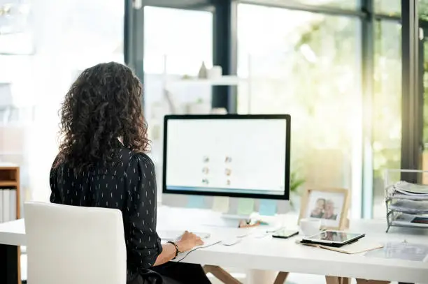 Mitarbeiterin an einem digitalen Arbeitsplatz