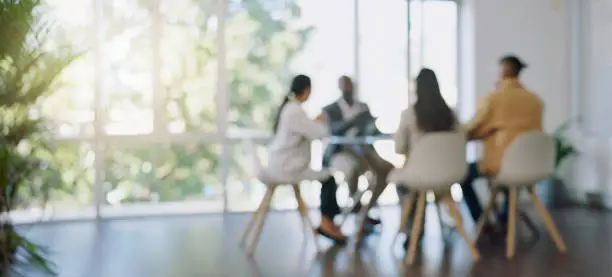 Besprechung in hellen Büroräumen